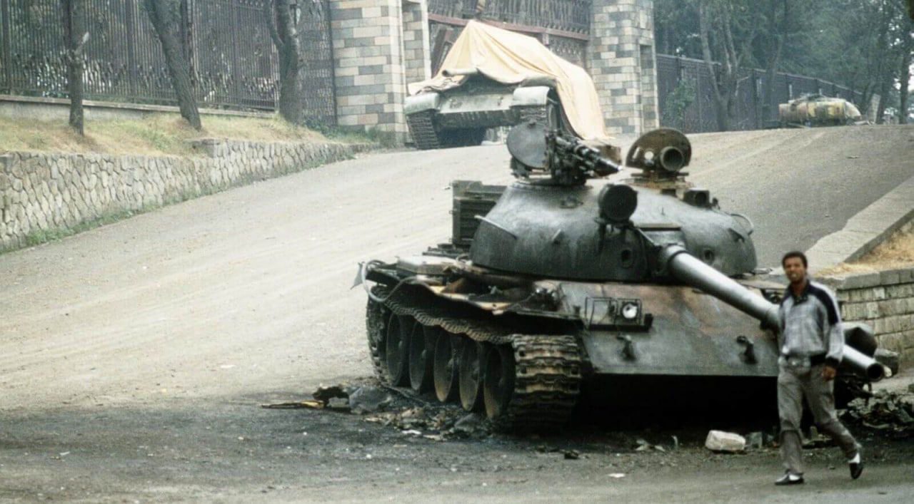 A destroyed T-62 tank outside the Presidential Palace