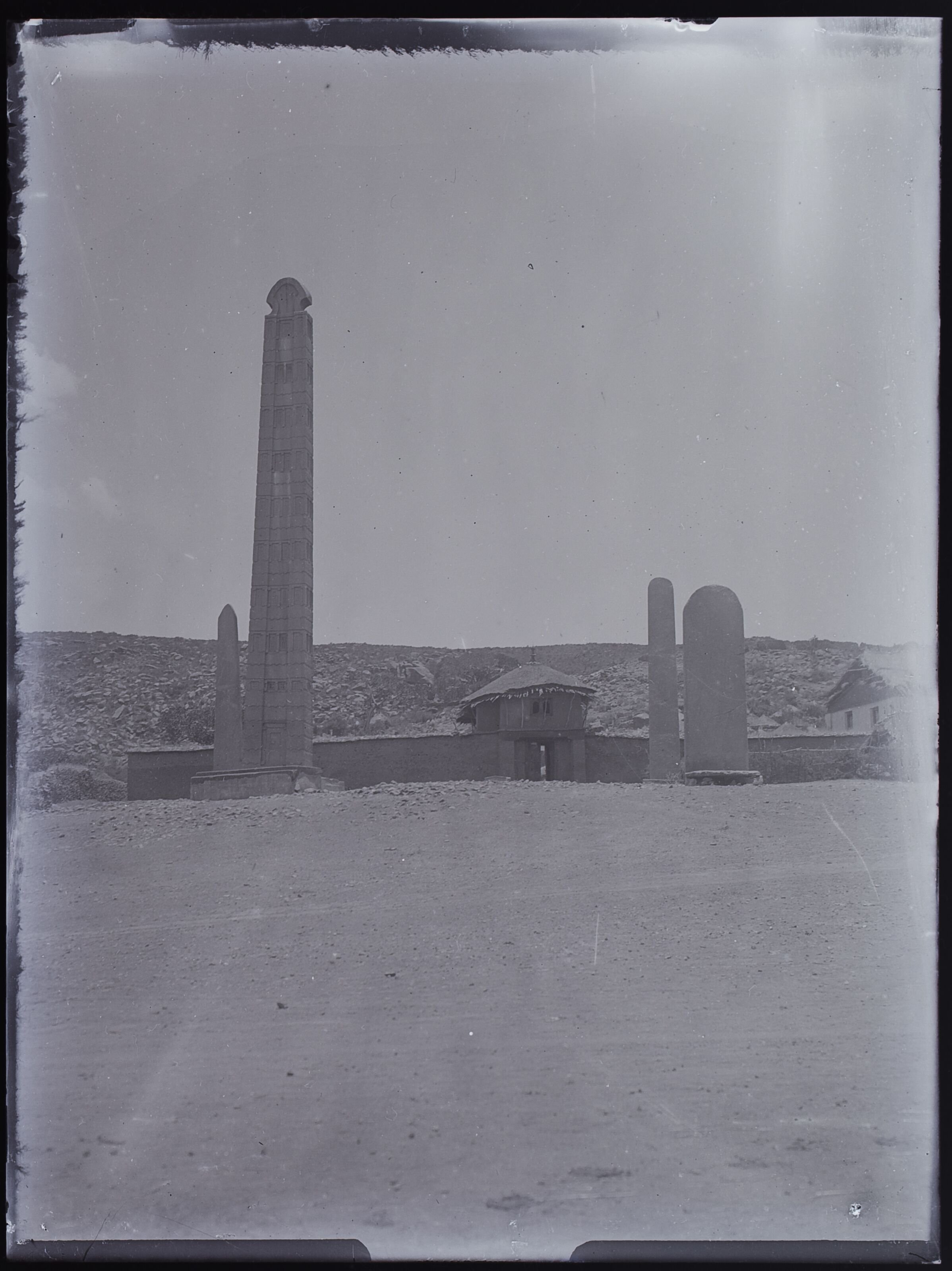 እቲ ጥንታዊ ሓወልቲ ኣክሱም ኣብ 1894 ዓ.ም